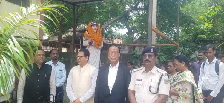 Chaibasa News : सेवा, समर्पण और करुणा की मूर्ति थीं मदर टेरेसा