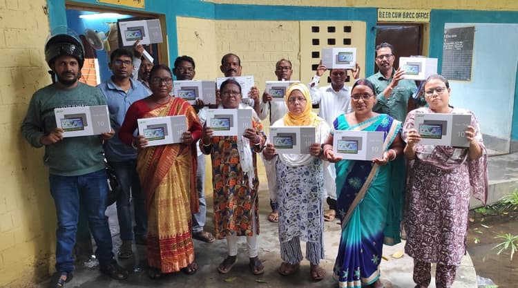 East Singhbhum News : गालूडीह बीआरसी में 27 प्राचार्यों को दिये गये टैबलेट