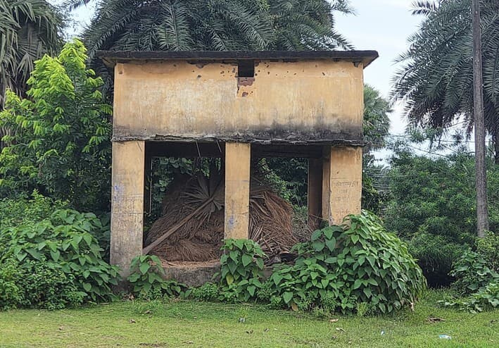 माल निस्तारा पंचायत के पुरानी सभा भवन की दयनीय स्थिति से ग्रामीण चिंतित