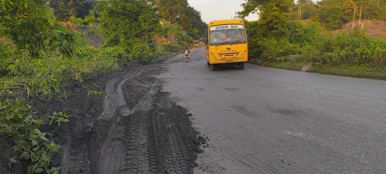 Bokaro News : बारीग्राम के पास हीरक रोड का किनारा धंसा, दुर्घटना की आशंका