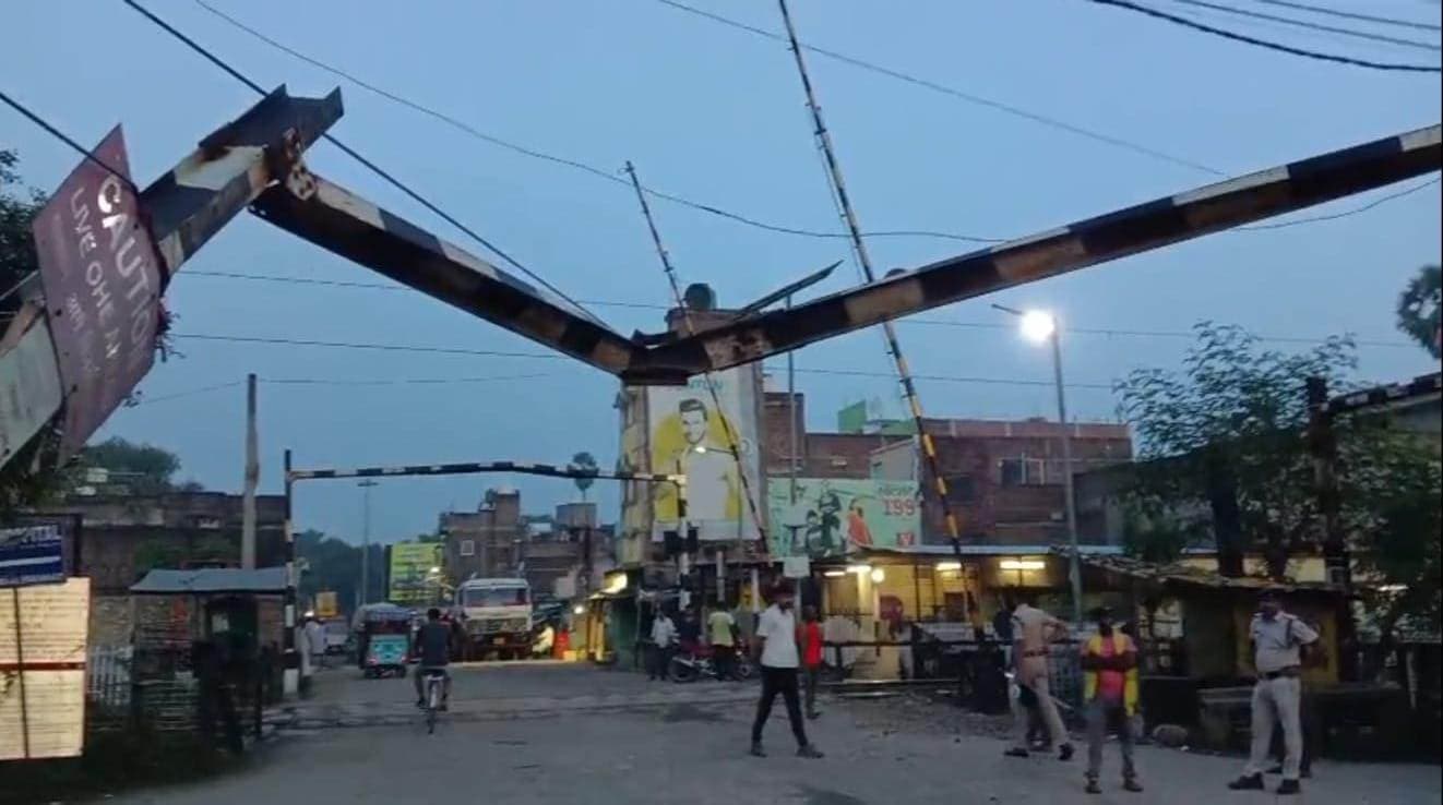 सफियाबाद रेलवे क्रॉसिंग पर फंसा 18 चक्का वाला ट्रक, दो घंटे तक रेल परिचालन रहा बाधित