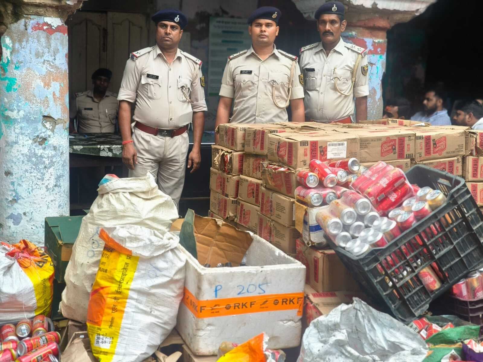 मार्केट कॉम्पलेक्स से भारी मात्रा में शराब बरामद