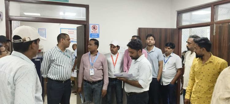 कायाकल्प को लेकर स्टेट से दो सदस्यीय टीम ने किया सदर अस्पताल का निरीक्षण