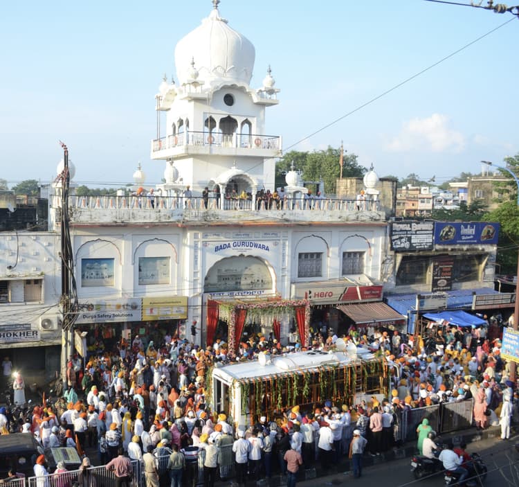 Dhanbad News : धनबाद पहुंचा शहादत दिवस को समर्पित महानगर कीर्तन, बंदों ने किया अरदास