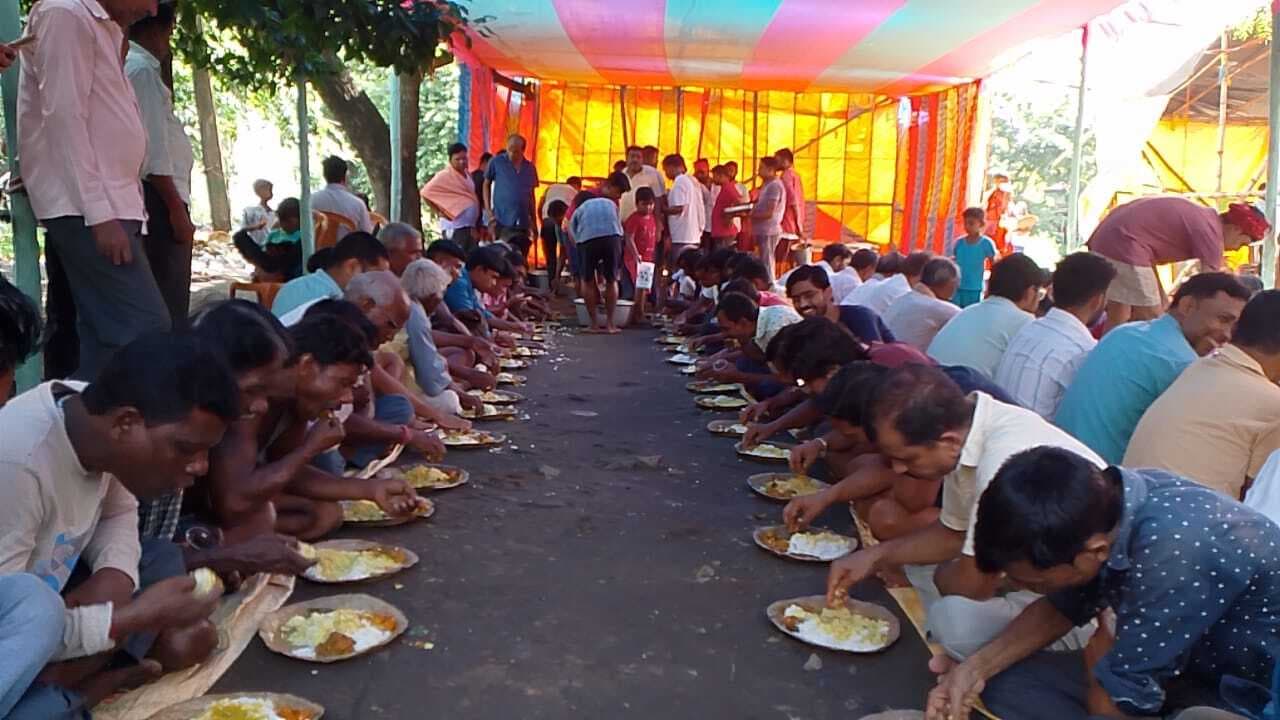 श्रद्धालुओं ने श्रीकृष्ण जन्मोत्सव पर महाप्रसाद किया ग्रहण