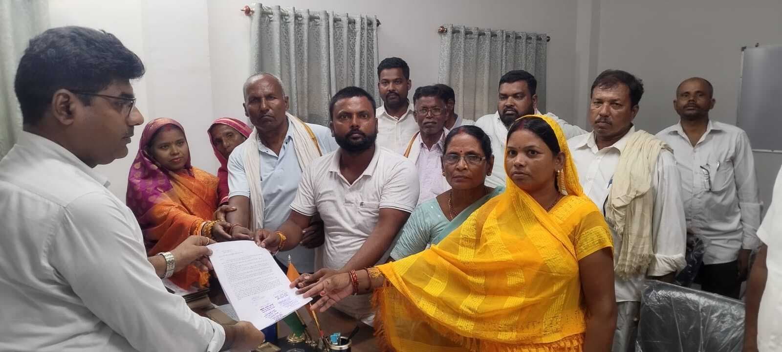 प्रखंड प्रमुख के खिलाफ अविश्वास प्रस्ताव को लेकर सौंपा ज्ञापन