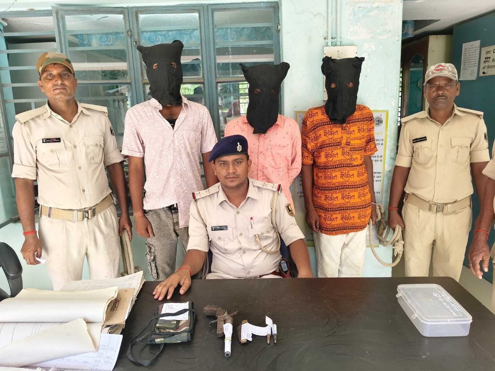 फुलकाहा चौक से कट्टा के साथ तीन अपराधी गिरफ्तार