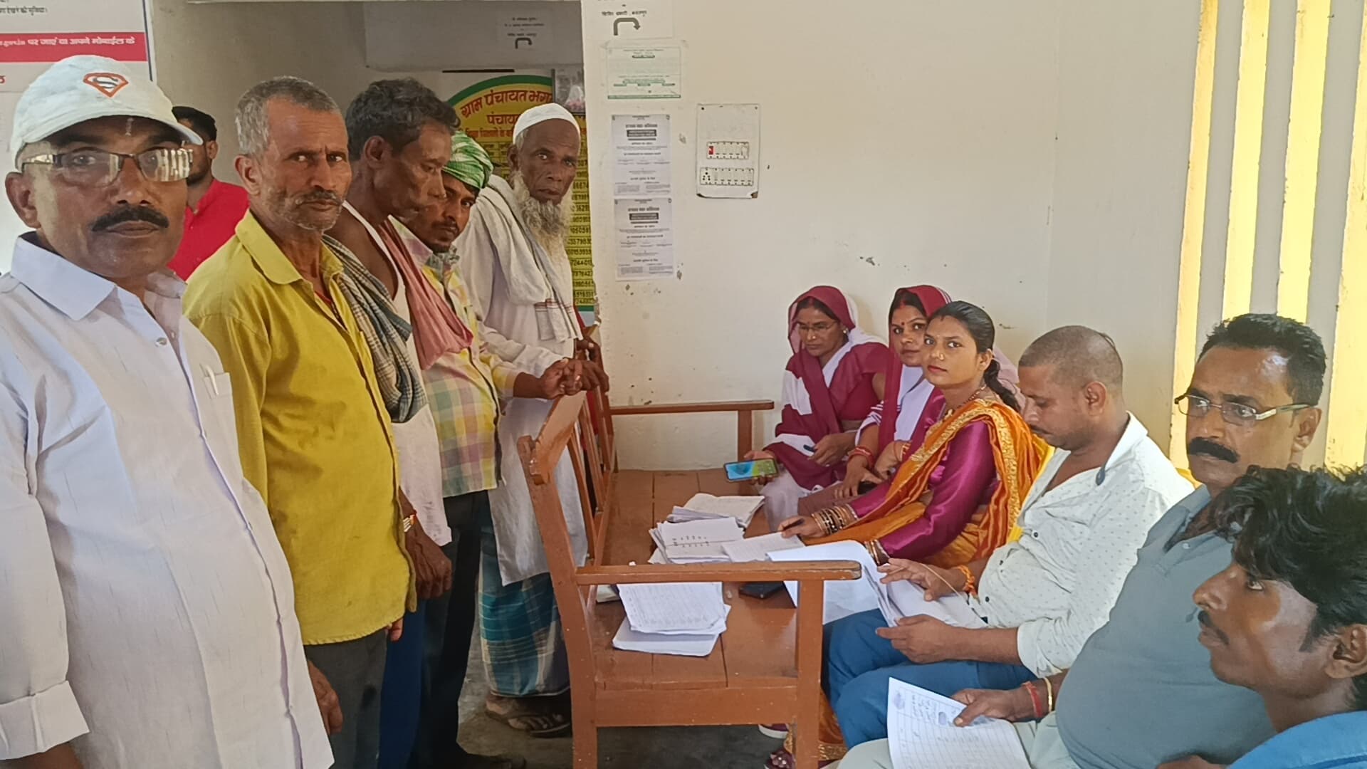 महा राजस्व अभियान के तहत भगवानपुर पंचायत में 72 प्रतिशत का पर्ची वितरण