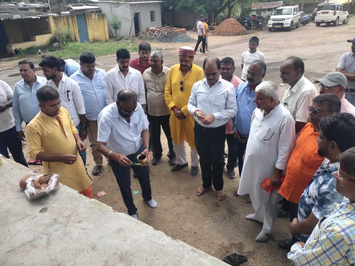 महाप्रबंधक ने नया दुर्गा मंडप में शेड निर्माण की आधारशिला रखी