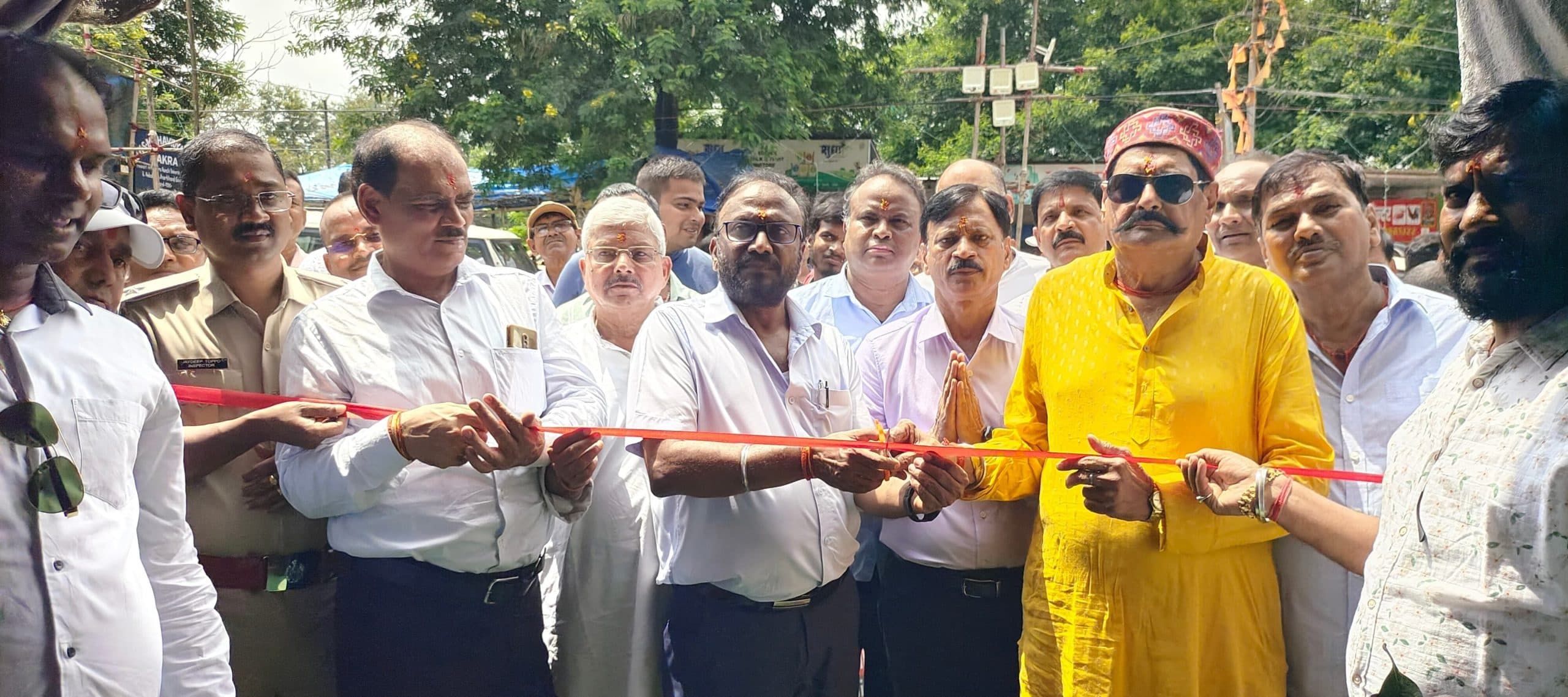 गणपति बप्पा मोरया के जयघोष से गूंजा डकरा पूजा पंडाल