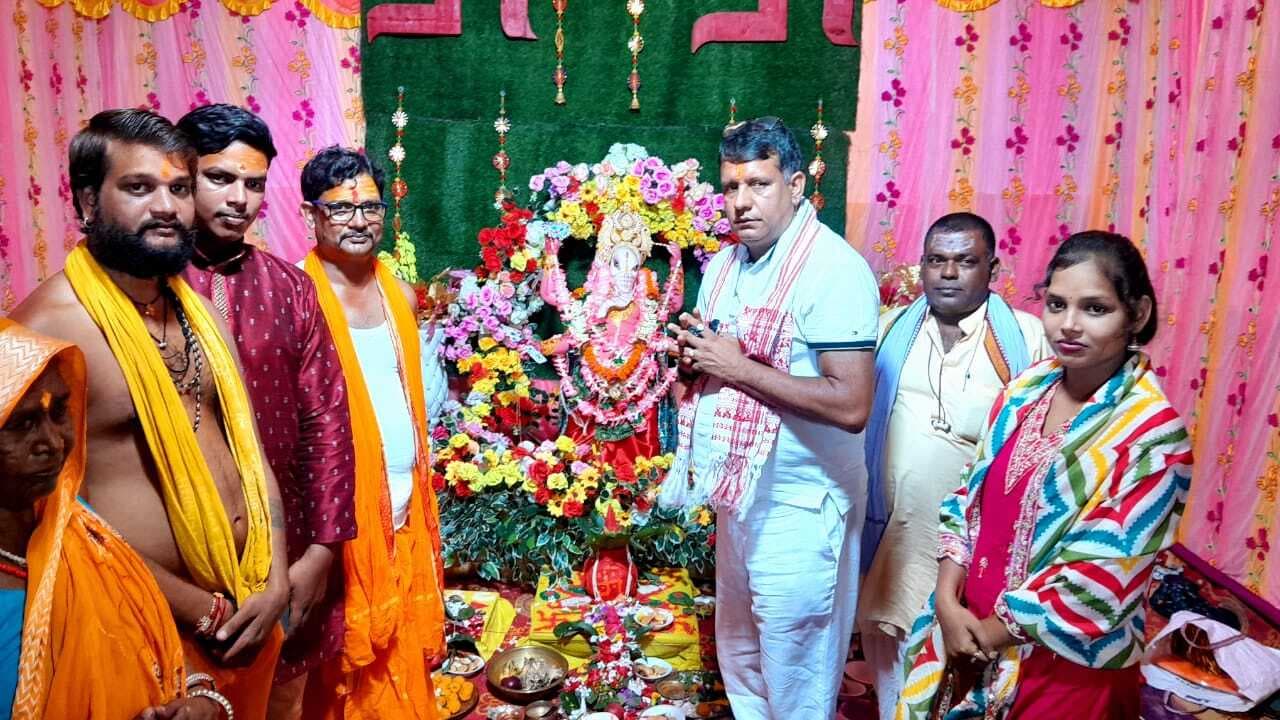 चितरा: विघ्नहर्ता की आराधना में लीन रहे भक्त