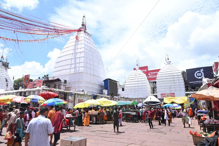 Deoghar news : गुरुवार को खाली रहा बाबा मंदिर परिसर, श्रद्धालुओं ने सुलभ तरीके से किया जलार्पण