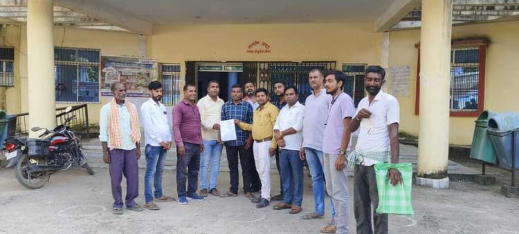 मांगों को ले अनिश्चितकालीन हड़ताल पर स्वच्छता पर्यवेक्षक व कर्मी