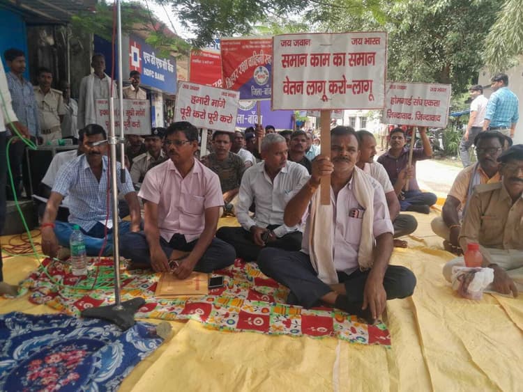 21 सूत्री मांगों के समर्थन में गृह रक्षकों ने दिया धरना, डीएम को सौंपा ज्ञापन