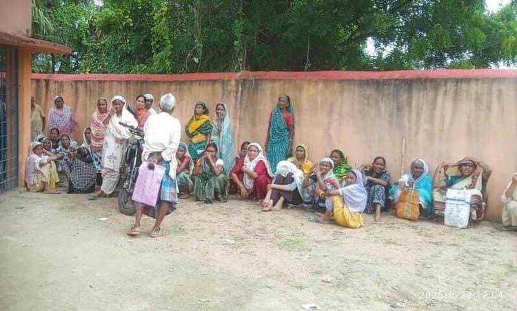 मुरहेना पंचायत में पर्ची वितरण को लेकर ग्रामीणों का हंगामा