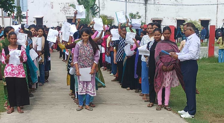 Madhubani News : स्नातक द्वितीय समेस्टर एमडीसी के आठ विषयों की हुई परीक्षा