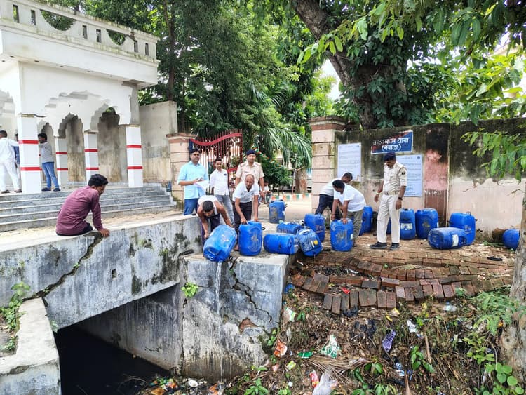 कौआकोल थाने में जब्त महुआ शराब को किया गया नष्ट