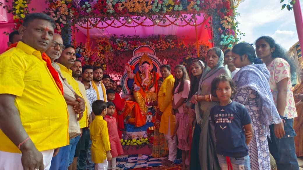 धूमधाम से की गयी भगवान गणेश की पूजा-अर्चना