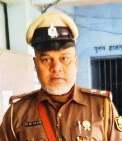 Motihari : वाहन जांच के दौरान रिश्वत लेते दारोगा गिरफ्तारप्रतिनिधि, संग्रामपुर(पूचं) संग्रामपुर थाना में पदस्थापित दरोगा को वाहन जांच के दौरान रिश्वत लेने के आरोप में वायरल वीडियो के आधार पर पुलिस ने एसपी के निर्देश के आलोक में गिरफ्तार किया है .गिरफ्तार दारोगा मशरुर आलम पिछले नव माह से संग्रामपुर थाना में पदस्थापित है.थानाध्यक्ष धीरज कुमार सिंह ने विडियो के आधार पर प्राथमिकी दर्ज कराया है. गिरफ्तार दरोगा मशरुर आलम को न्यायिक हिरासत में जेल भेजा जायेगा .थानाध्यक्ष ने बताया कि मामले की जांच की जा रही है.अभी पुलिस अभिरक्षा में रखा गया है.