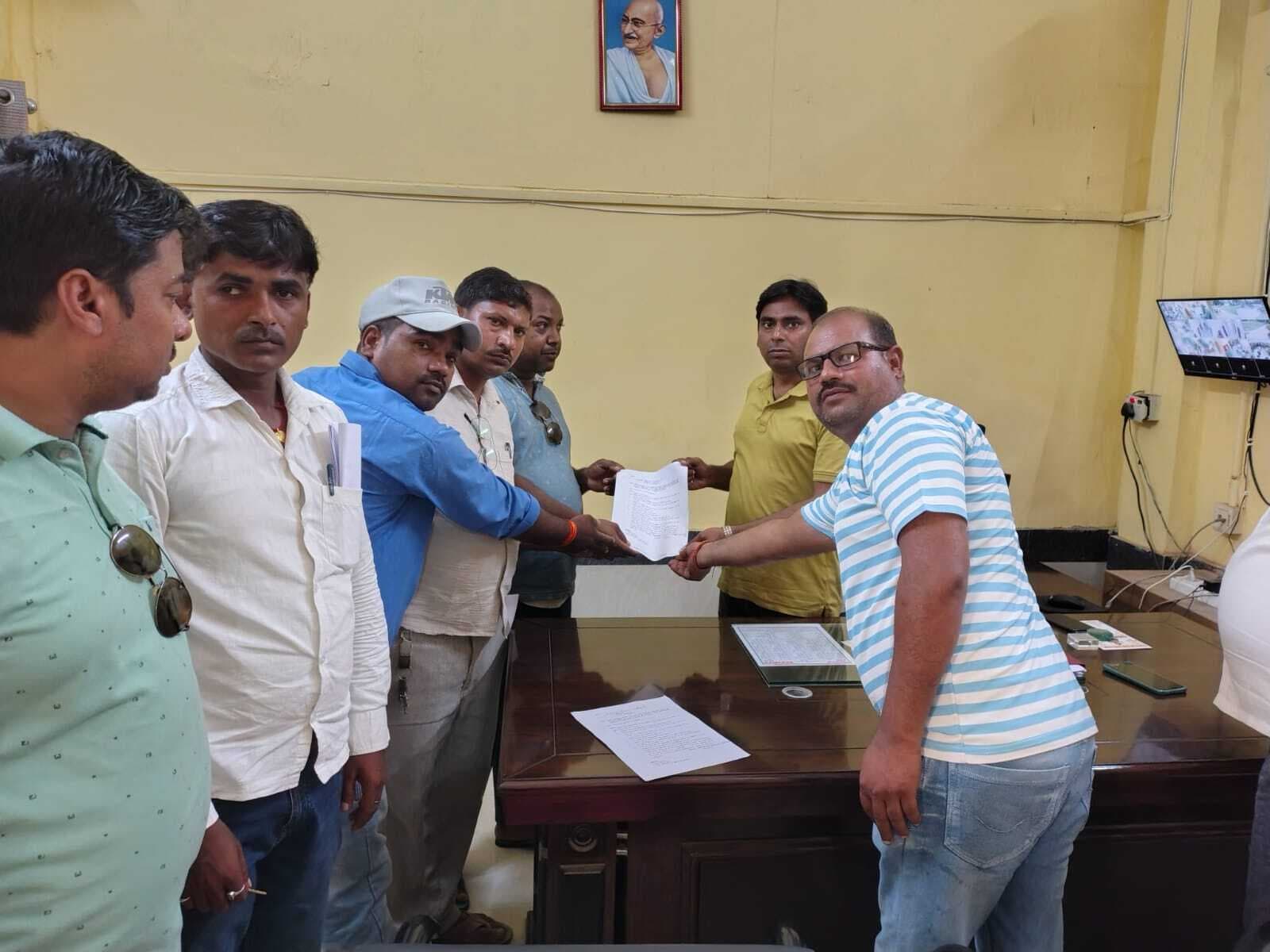 अनिश्चितकालीन हड़ताल पर गये स्वच्छता पर्यवेक्षक