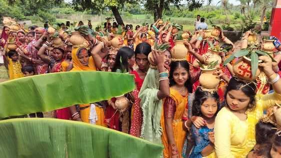 गणेश चतुर्थी के अवसर पर गाजे-बाजे के साथ निकली शोभायात्रा