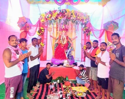 हरि टोला में भव्य पंडाल में स्थापित हुई गणेश प्रतिमा