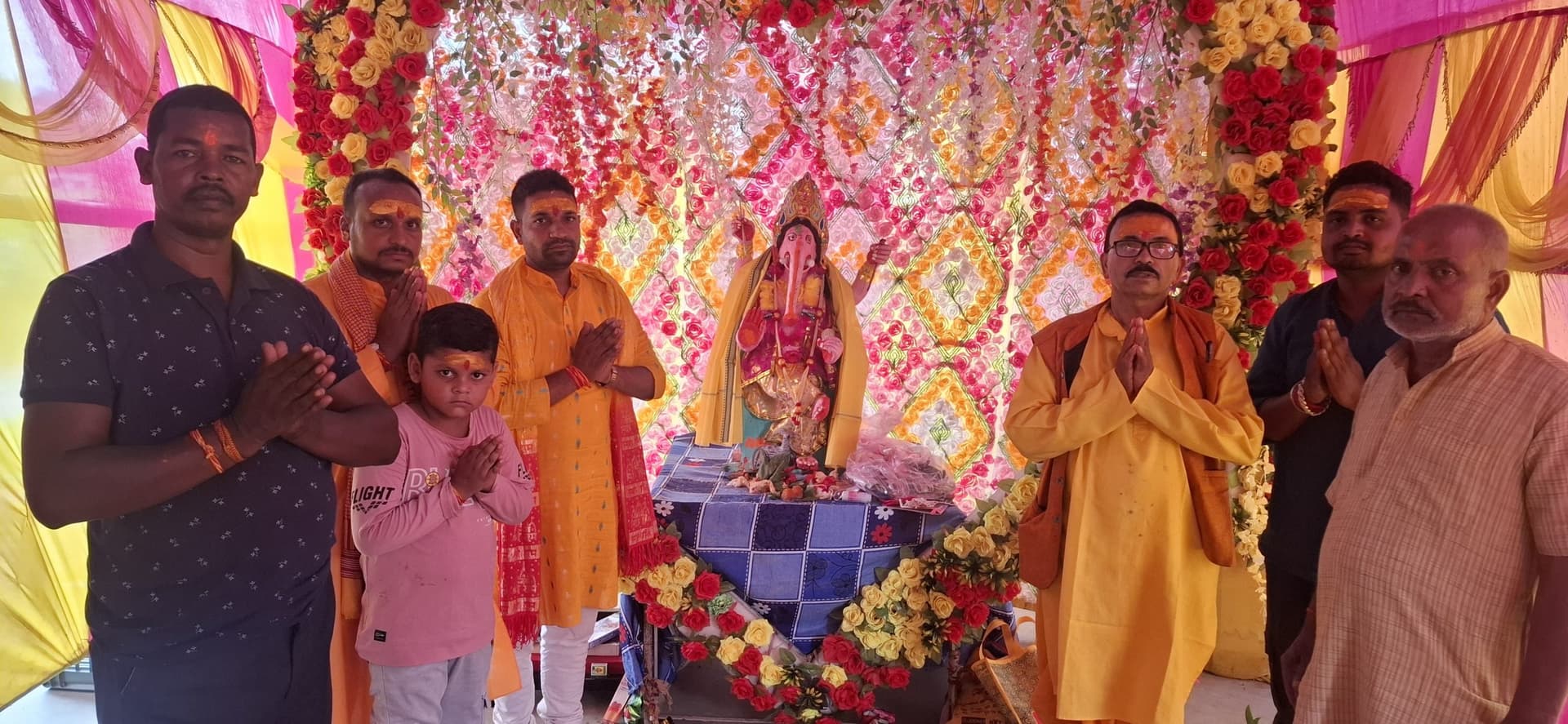 Giridih news :देवरी के पंडालों में विराजे गणपति