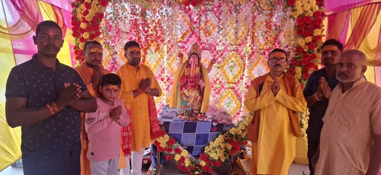 Giridih news :देवरी के पंडालों में विराजे गणपति