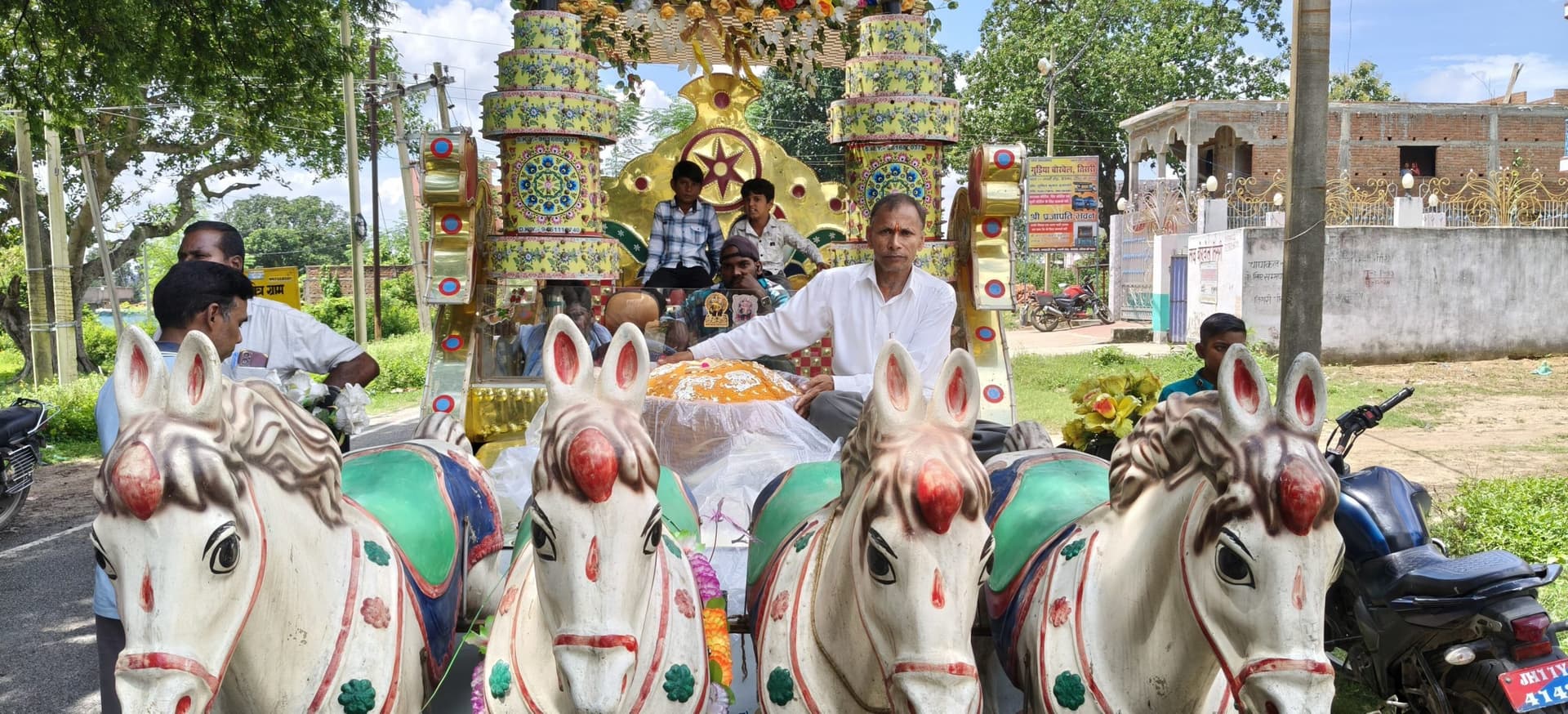 Giridih News :51 किलो के लड्डू के साथ गणपति को कराया नगर भ्रमण