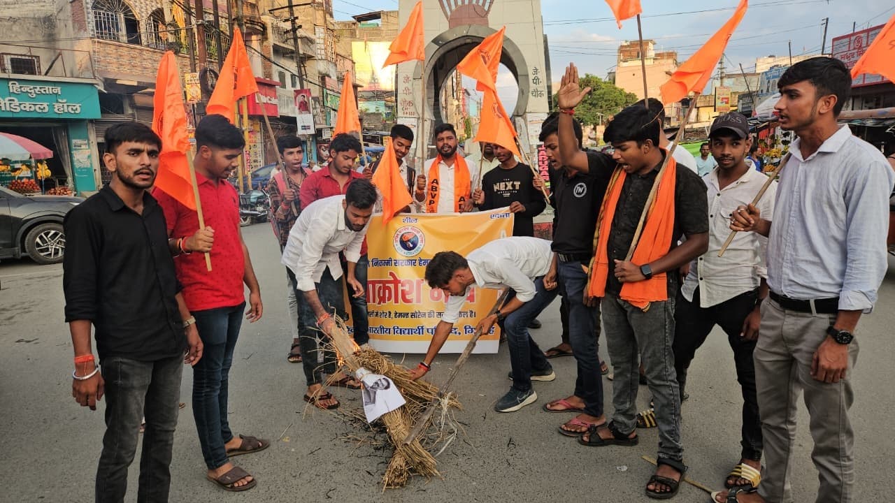 Giridih News :अभाविप ने मार्च निकाल किया मुख्यमंत्री का पुतला दहन