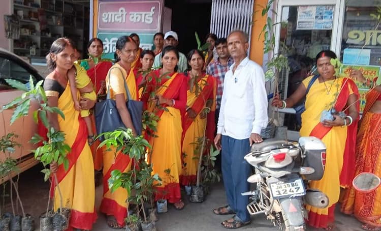 Giridih News :एकल विद्यालय के आचार्यों के बीच फलदार पौधों का वितरण
