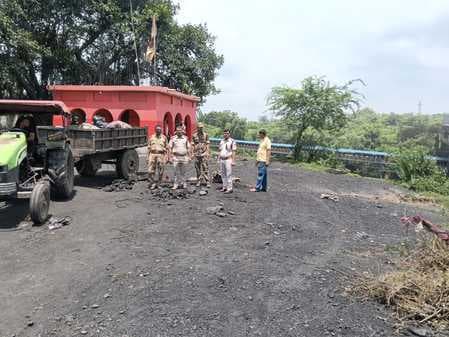 जनकपुर ओवरब्रिज के पास आठ टन अवैध कोयला जब्त, दो बाइक बरामद