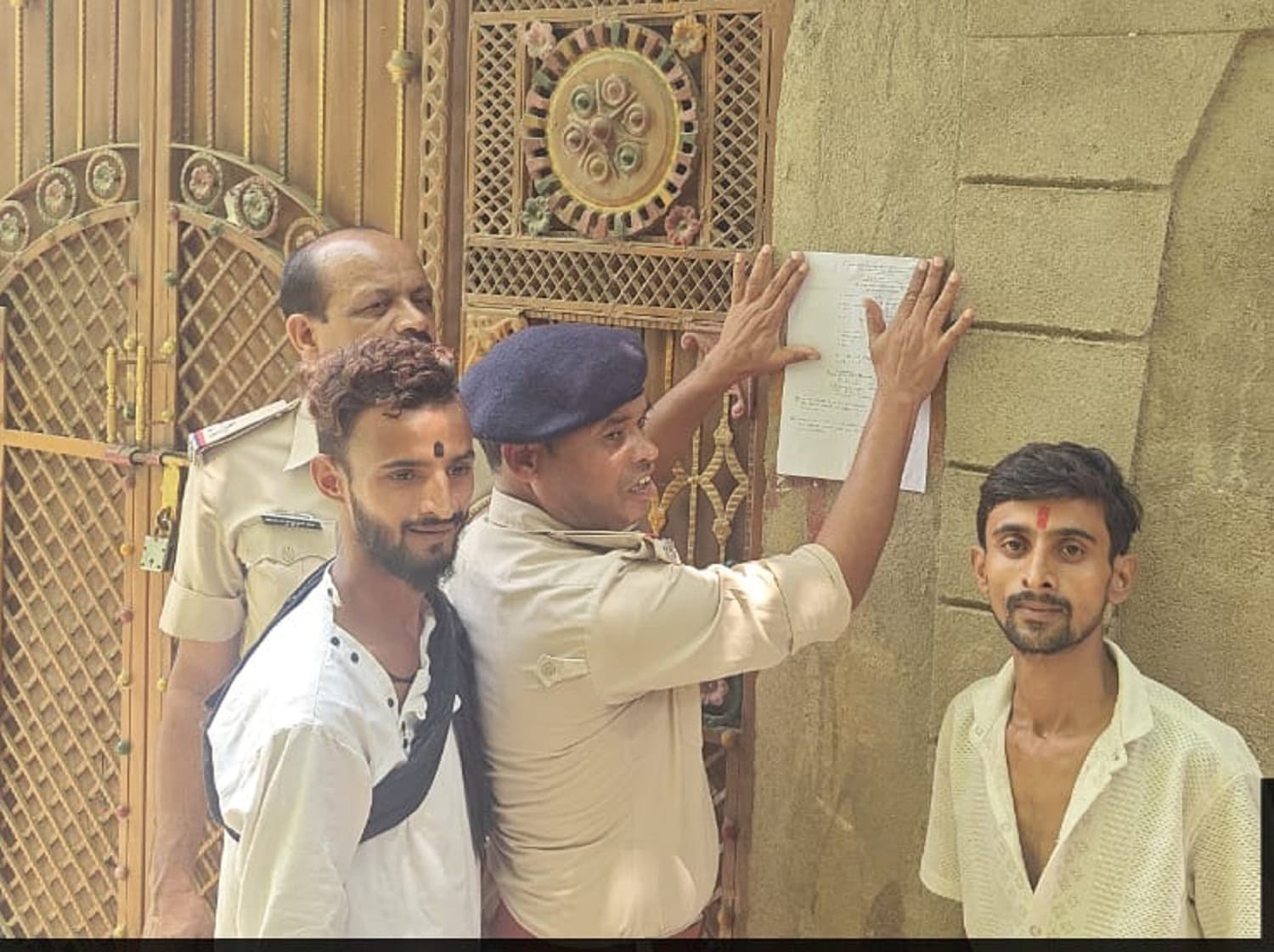 Bokaro News : चीरा चास पुलिस पहुंची मोकामा, अभियुक्त के आवास पर चिपकाया इश्तेहार