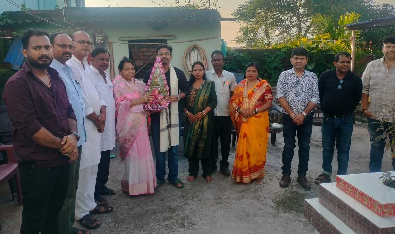 Dhanbad News : एमबीबीएस पूरा करने पर सूड़ी समाज ने उज्ज्वल मंडल को किया सम्मानित