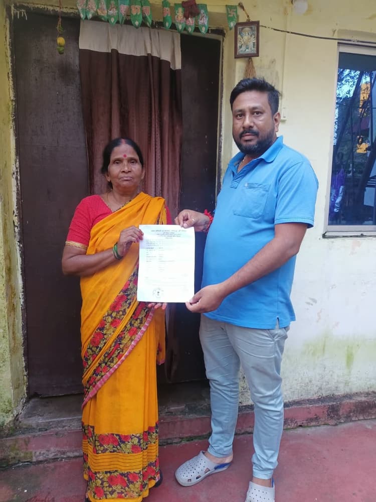 Jamshedpur News : बिष्टुपुर : भाजपा नेता ने रामदास भट्ठा में 10 लाभुकों को सौंपे पेंशन प्रमाणपत्र