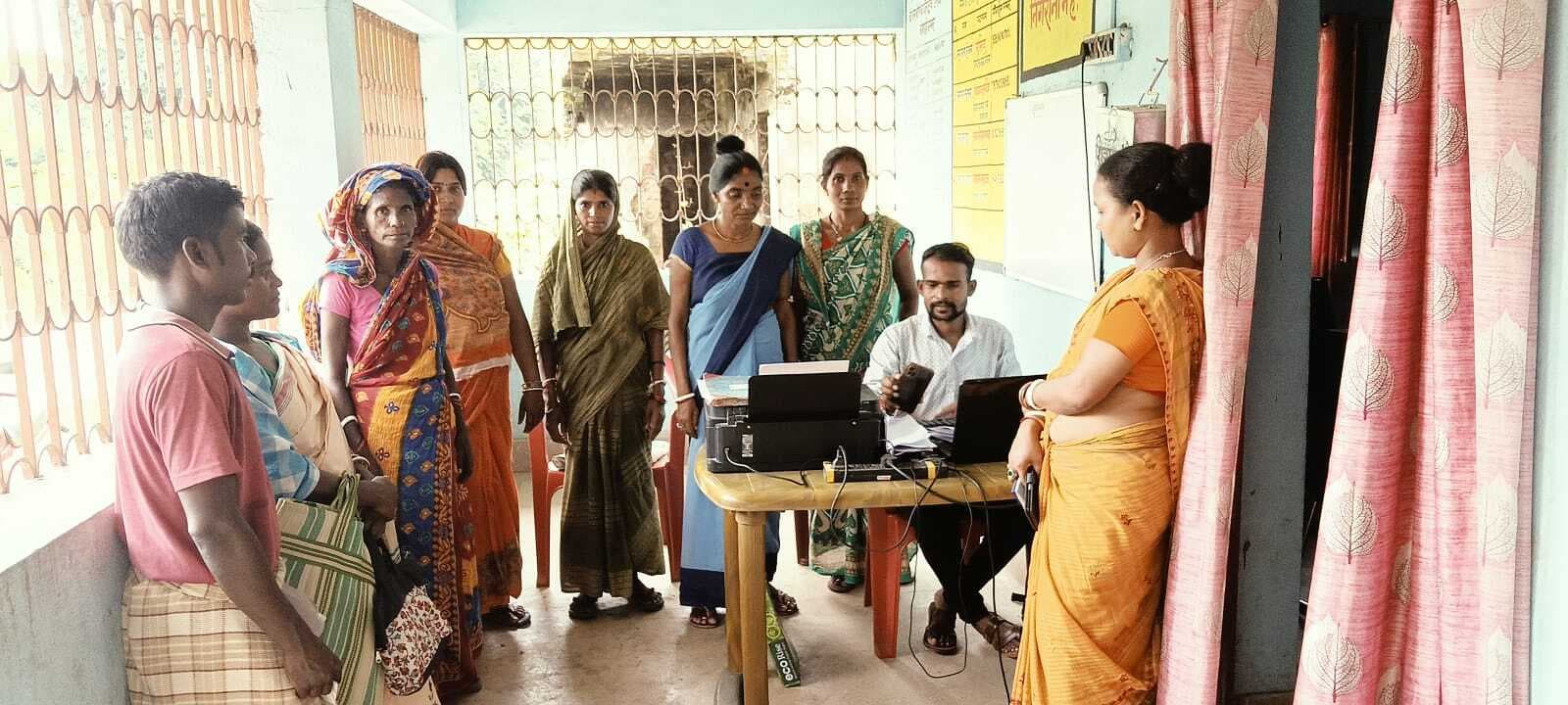 ग्रामीणों को स्वच्छता प्रबंधन की दी गयी जानकारी