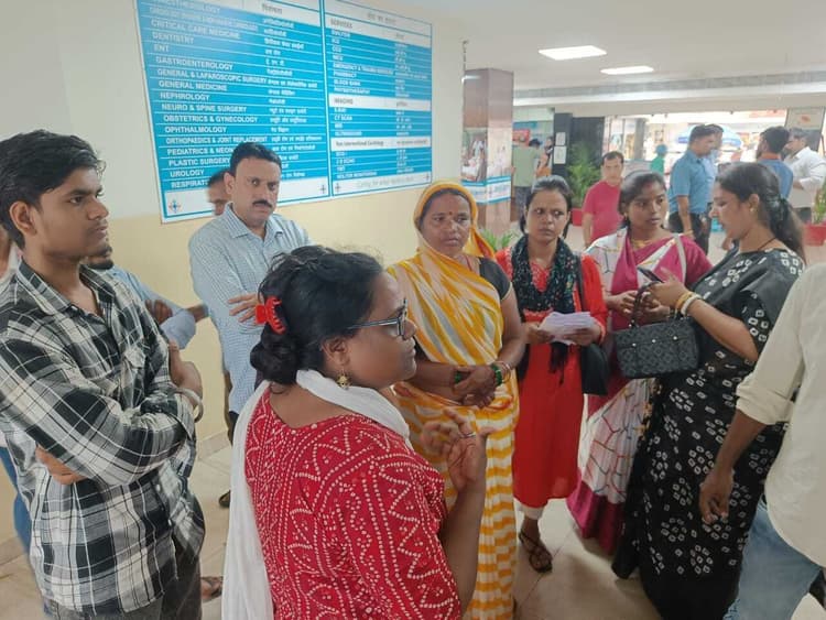 Dhanbad News : माडा कर्मी की मौत के बाद जालान अस्पताल में हंगामा