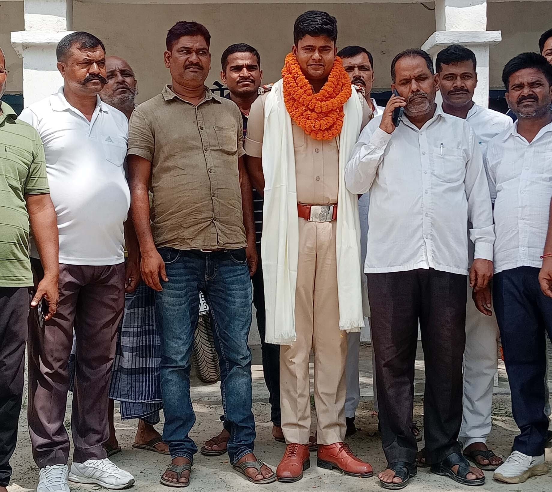 स्थानांतरण पर कामाख्या ओपी प्रभारी को दी समारोहपूर्वक विदाई