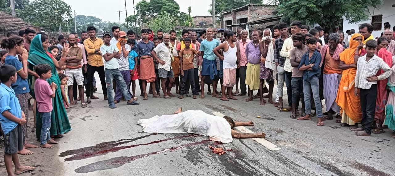 Samastipur : ट्रक की टक्कर से बाइक सवार की मौत, पत्नी जख्मी, जाम