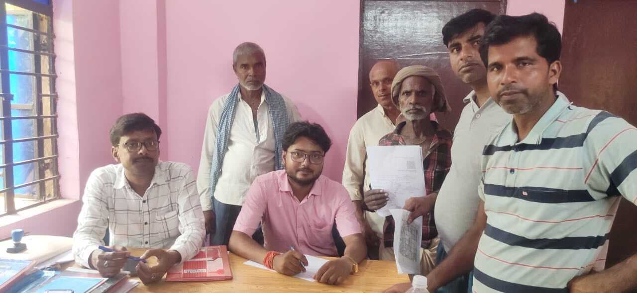 राजस्व महाअभियान शिविर में जमाबंदी की प्रति वितरित