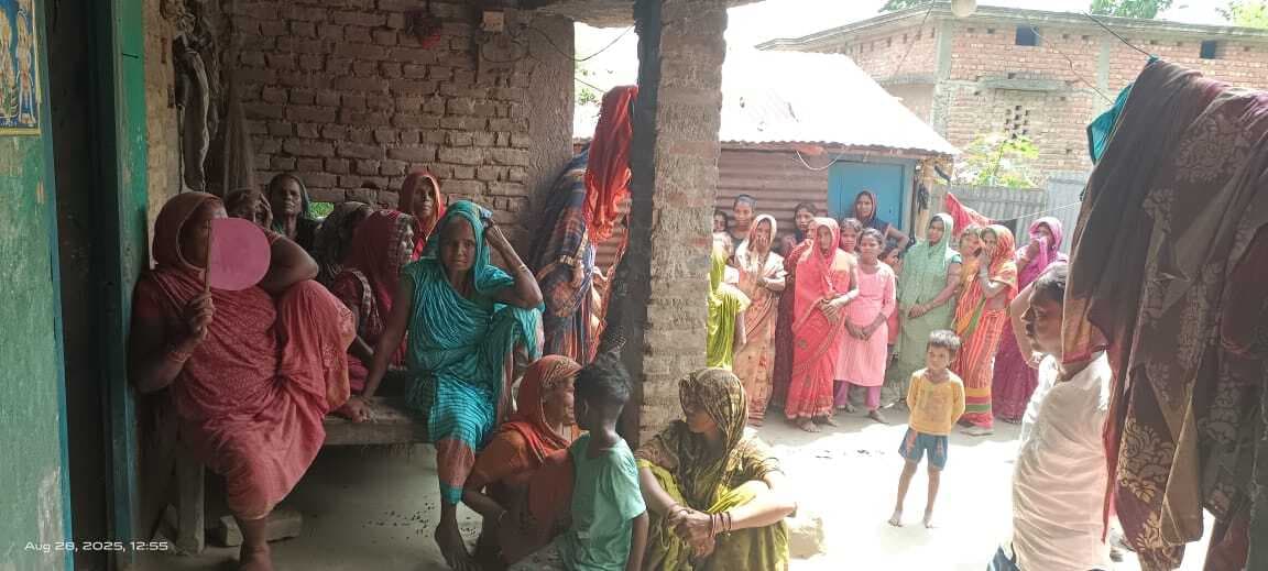 पति से मोबाइल पर हुआ विवाद, महिला ने फांसी लगाकर कर ली आत्महत्या