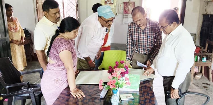 जांच में गायब मिले दो शिक्षक, 40 छात्रों में 34 अनुपस्थित