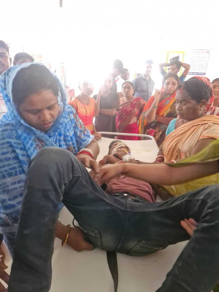 सड़क दुघर्टना में बाइक सवार दो युवक जख्मी