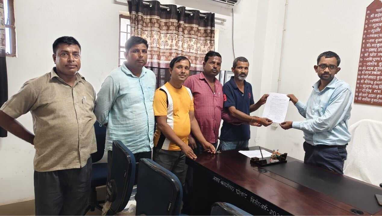 स्वच्छता कर्मियों की अनिश्चितकालीन हड़ताल शुरू, बीडीओ को सौंपा ज्ञापन