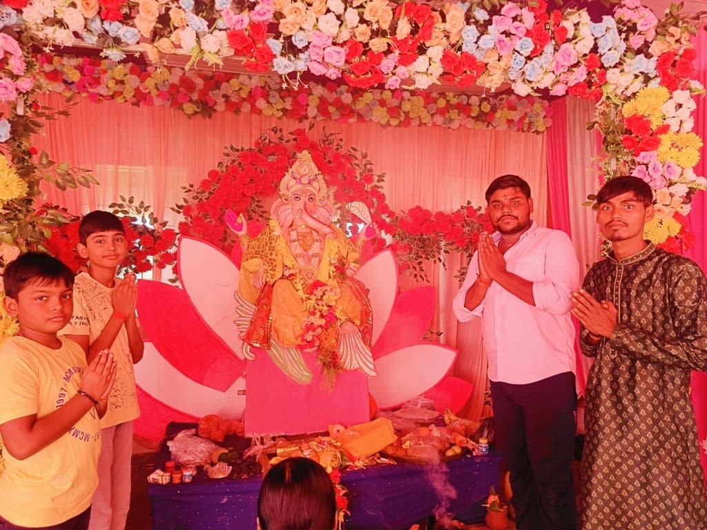 धूमधाम से की जा रही गणेश जी की पूजा-अर्चना