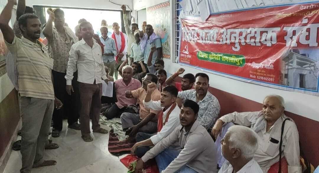 Samastipur : नल-जल अनुरक्षकों का निगम कार्यालय पर धरना