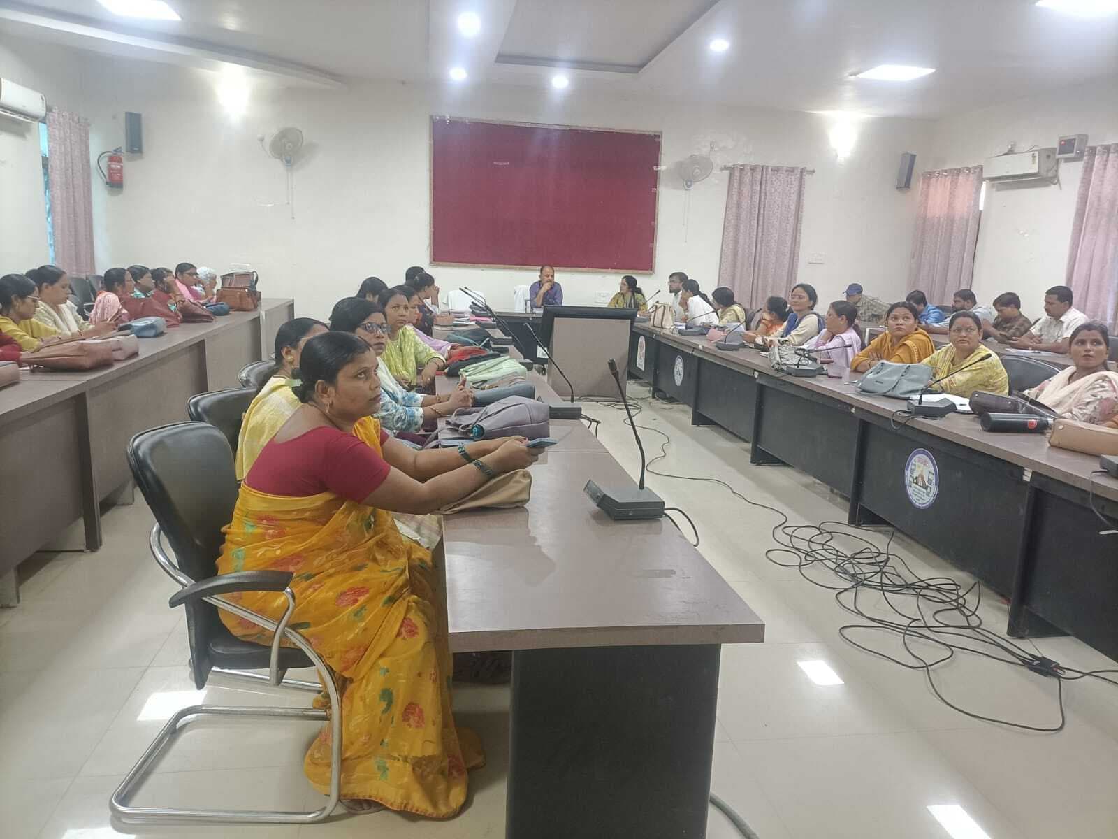 जिले की रेंकिंग सबसे निचले पायदान पर रहने के कारण डीएम ने जताया खेद