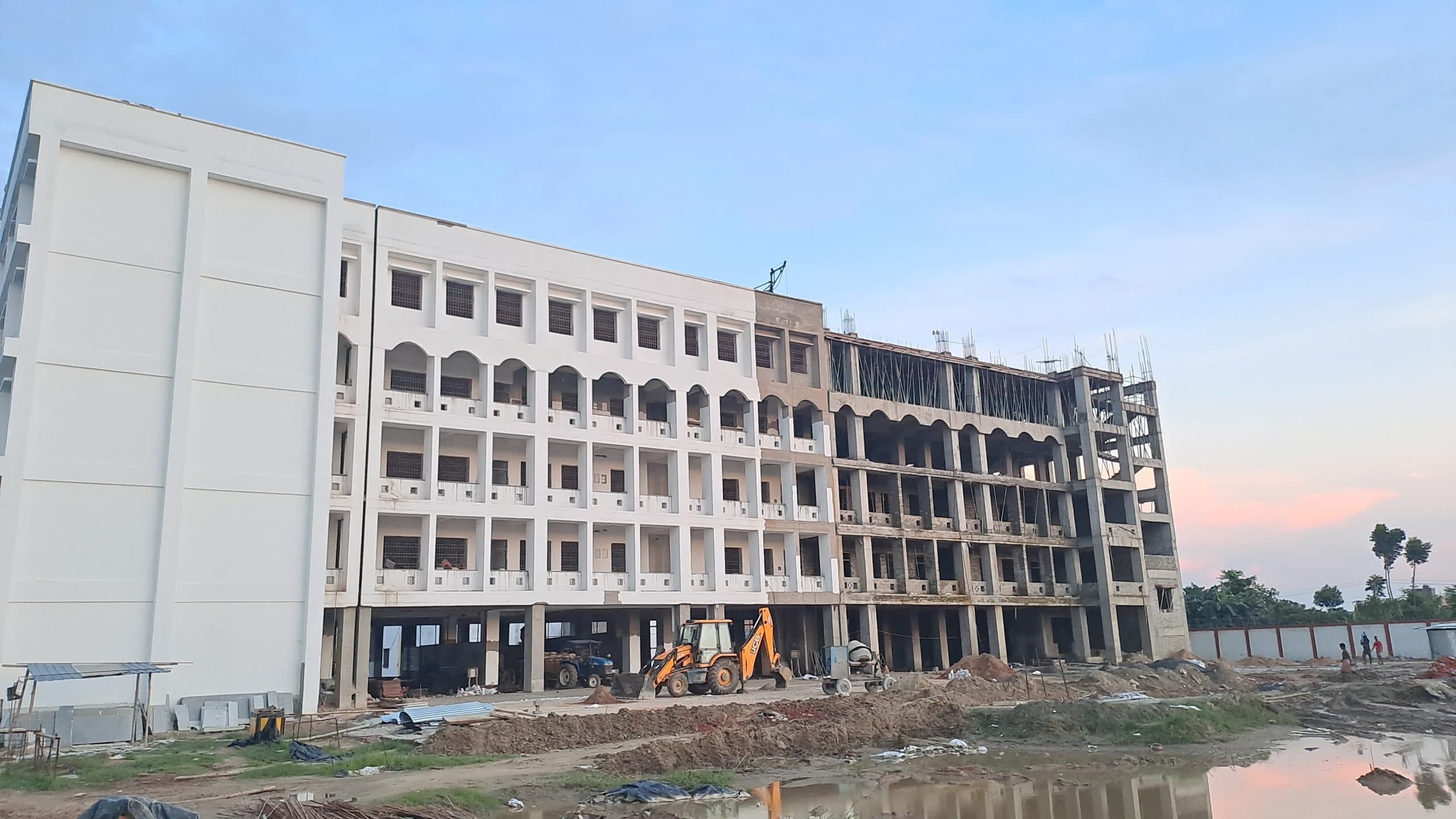 न्यायालय भवन के निर्माणाधीन परिसर से गिरकर मजदूर की मौत