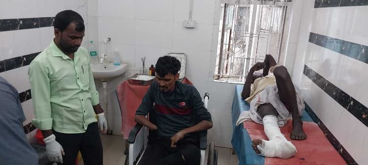 दो बाइक की आमने-सामने की टक्कर में चार लोग जख्मी