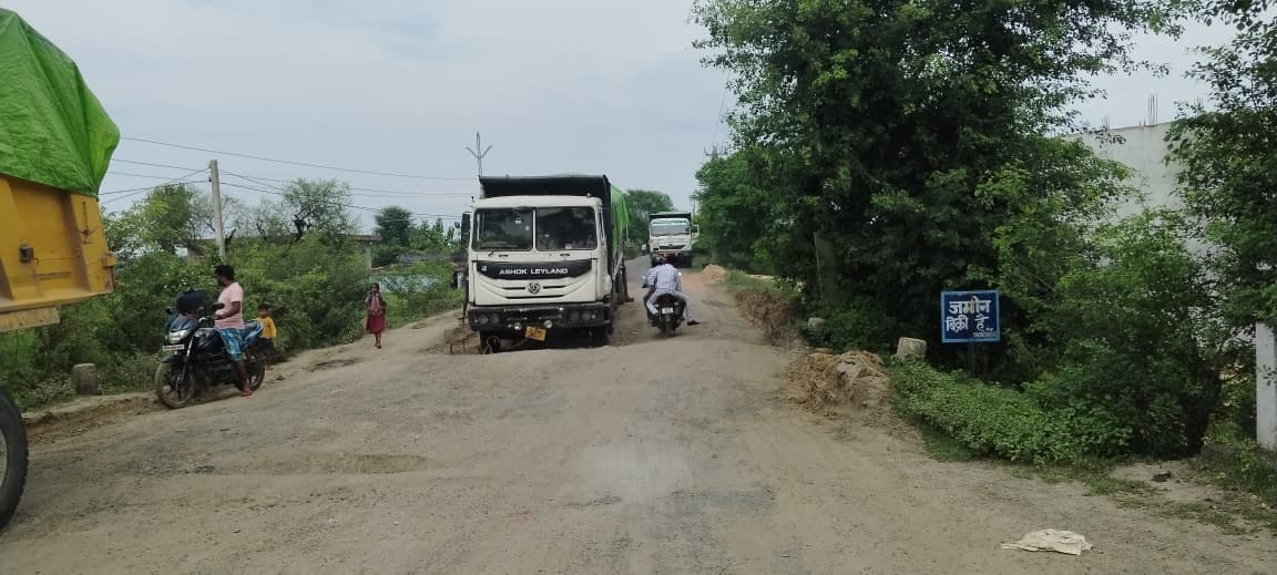 धोरैया-पुनसिया सड़क पर गढ्ढे में फंसा हाइवा, दिन भर परिचालन ठप